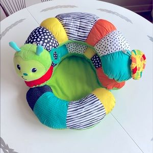 Infantino Prop-A-Pillar